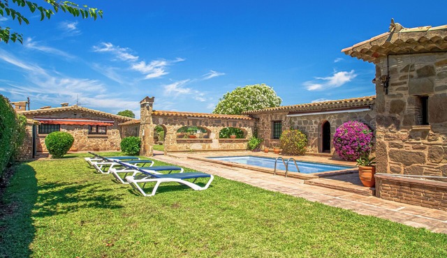 Club Villamar - A homely Spanish family villa with large and kid friendly garden, near the beach,.