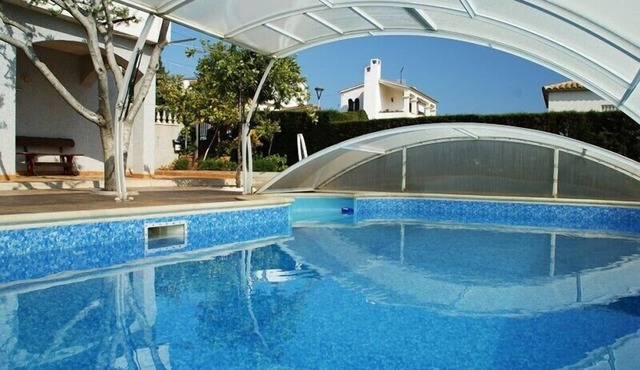 Club Villamar - Cozy villa with a covered private pool located at 5 minutes drive form the beach .