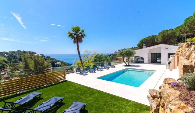 Club Villamar - Experience a serene retreat with stunning Mediterranean views at a private villa .