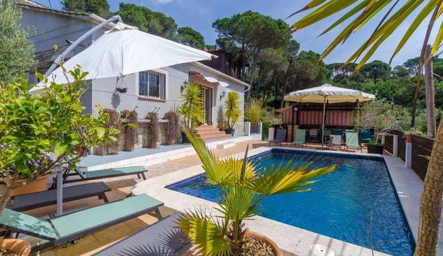 Club Villamar - Experience serene luxury at a tranquil villa retreat with a private pool, modern .