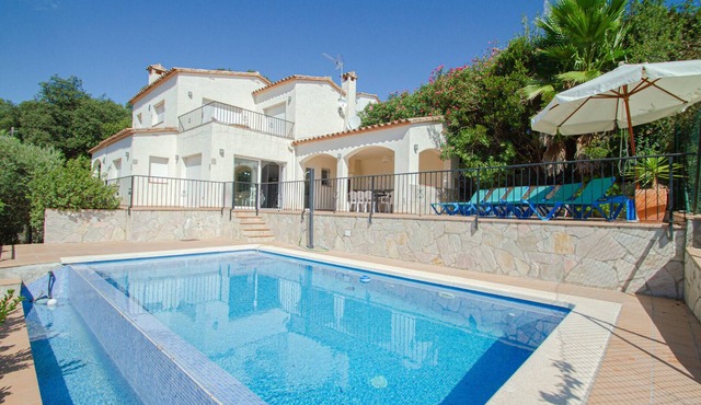 Club Villamar - Experience a serene holiday retreat with modern amenities and stunning Mediterran.