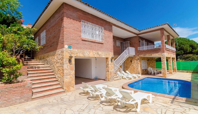 Club Villamar - Groups with an average age equal to or less than 21 years are not allowed!