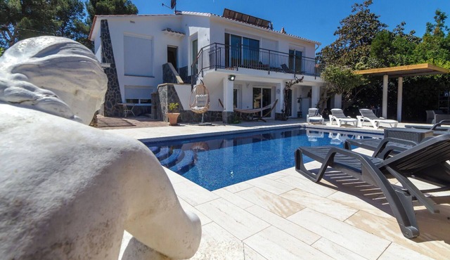 Club Villamar - Nice and cozy villa with private pool with salt water,located at only 800 km from.