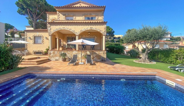 Club Villamar - Precious villa located in a privileged area with sea views, a perfect election fo.
