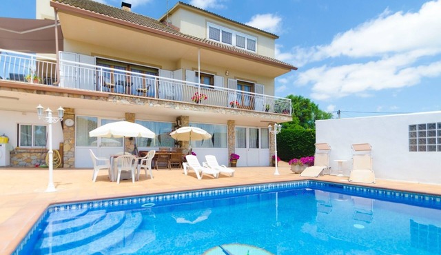 Club Villamar - The lower part (pool level) has a dining room and a kitchen.