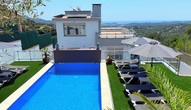 Club Villamar - Very spacious villa with a large swimming pool and breath-taking view over the a.