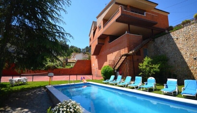 Club Villamar - Very spacious holiday villa Lloret de Mar with private swimming pool in the cover.