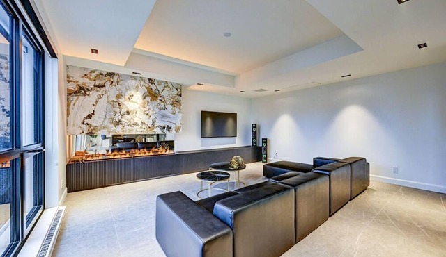 CLUBHAUS Executive Penthouse, Private Rooftop, Sleeps 12+