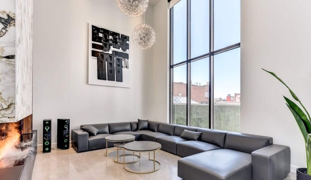 CLUBHAUS Ultimate VIP Penthouse,Hot Tub,Sleeps 20+