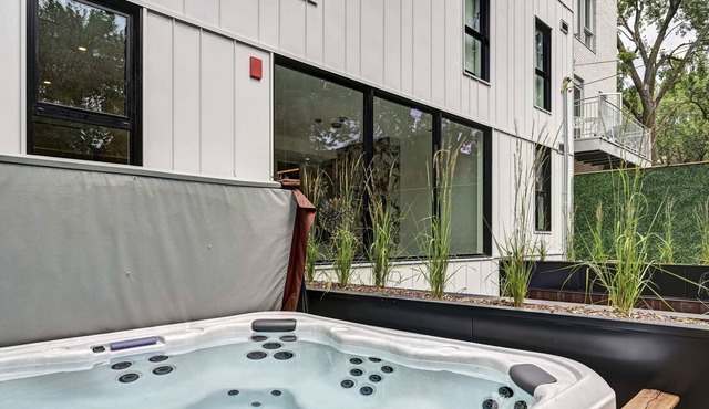CLUBHAUS VIP Suite, Private Hot Tub, Sleep 16