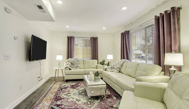 Cluster of 6 townhomes with 18 bedrooms, 13 bathrooms, 6 hot tubs! Can sleep 36