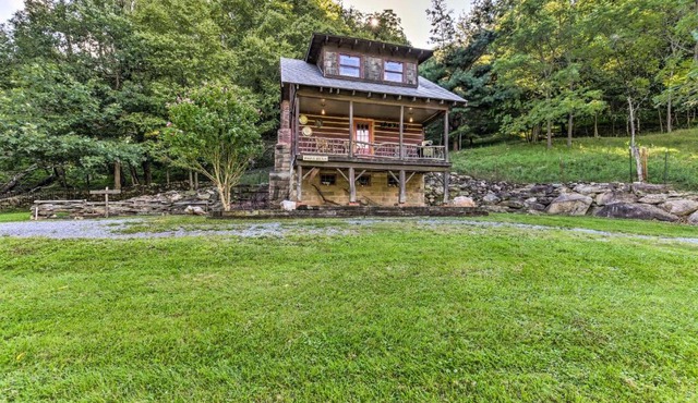 Clyde Papa Bear Cabin, Near Smoky Mountains!