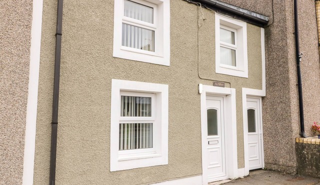 CLYDFAN COTTAGE, pet friendly, with a garden in Llannerch-Y-Medd