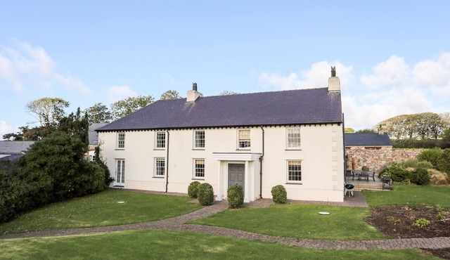 CLYNNOG HOUSE, pet friendly, with a garden in Newborough