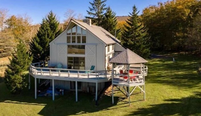 CM05-Sweeping Views! Private Pond, Hot tub!