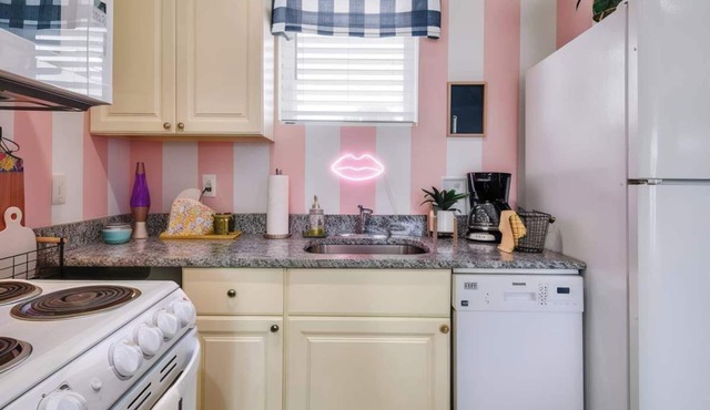 CMA Fest 4K TV, modern kitchen, gigabit Wi‑Fi near Broadway