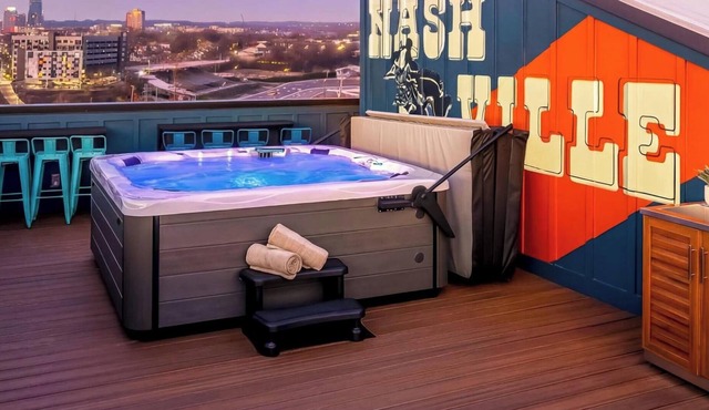 CMA Fest hot tub, rooftop deck, sauna near Broadway & Nissan Stadium