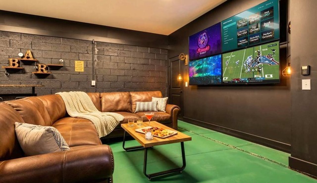 CMA Fest rooftop hot tub, game room, skyline views near Nissan Stadium