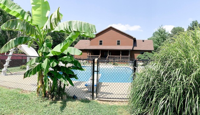 CMR Hideaway Lodge poolside Barren County near Barren River Lake