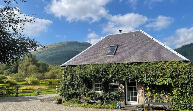 Cnoc Famh cottage within the beautiful setting of Scotland's National Park.