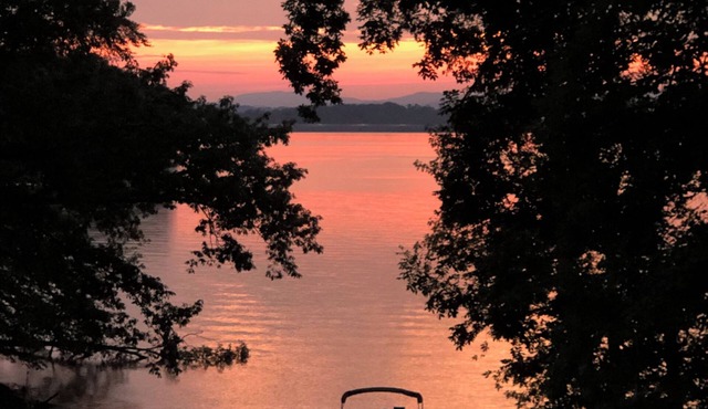 CNU 10 min. Sevierville 45 min. Private dock, kayaks, fire pit. Ample Parking