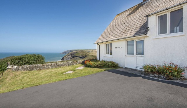 Cnwc y Wylan, Holiday Cottage Ceibwr Bay, Sleeps 6, 3 bedrooms, bathrooms