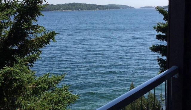 Coastal Living -Two Level Loft Ten Steps From The Ocean