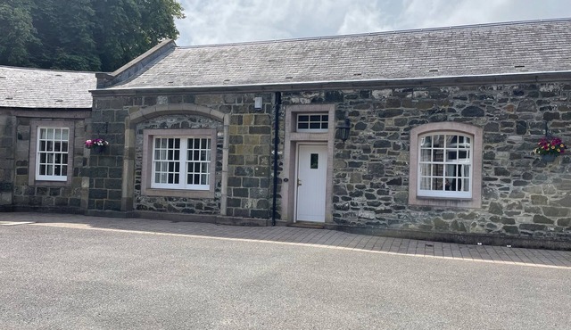 COACH HOUSE 4, pet friendly, with a garden in Perth