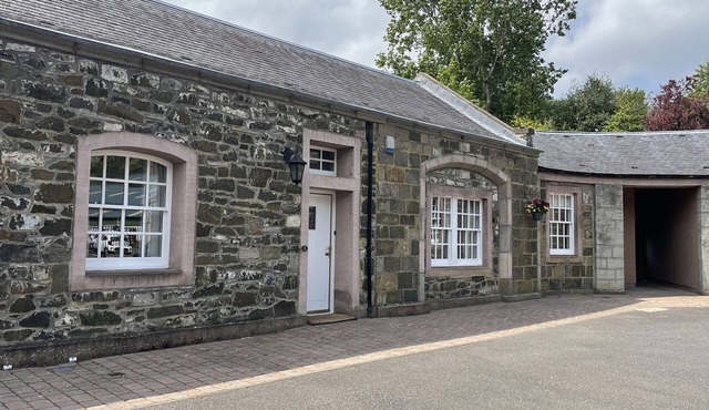 COACH HOUSE 5, pet friendly, with a garden in Perth