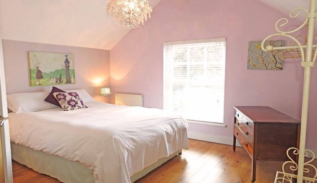 Coach House - a house that sleeps 8 guests in 4 bedrooms