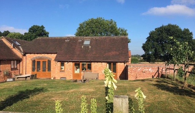 Coach House at Oaks Barn Farm Alcester with optional hire Salt water hot tub