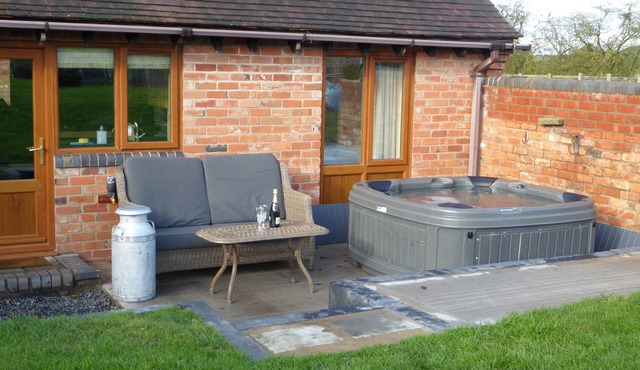 Coach House at Oaks Barn Farm, optional salt water hot tub near to Stratford.