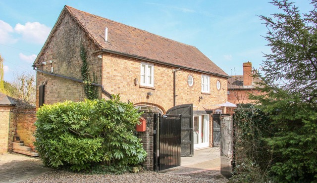 COACH HOUSE AT OLD VICARAGE, pet friendly, with a garden in Madeley