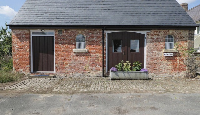 COACH HOUSE, character holiday cottage in Royal Wootton Bassett