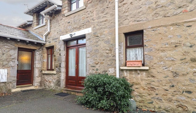 COACH HOUSE COTTAGE, pet friendly, with hot tub in Ingleton