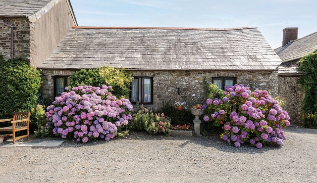 COACH HOUSE COTTAGE, with a garden in Bude
