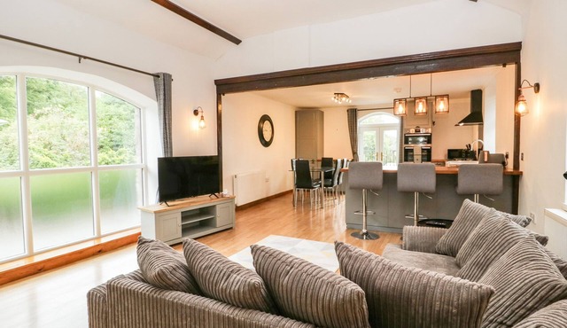 COACH HOUSE, family friendly, character holiday cottage in Arnside