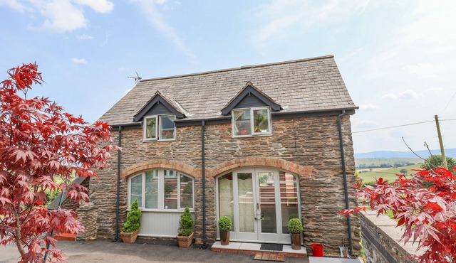COACH HOUSE, family friendly, with a garden in Clawdd-Newydd