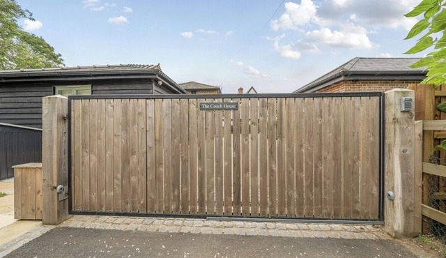 Coach House with Hot Tub in Idyllic Nowton