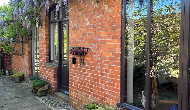 Coach House with walled garden, spacious in Kent countryside on small holding