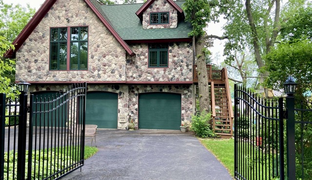 Coach House Wonder Lake! Ideal for Families and Remote Workers!