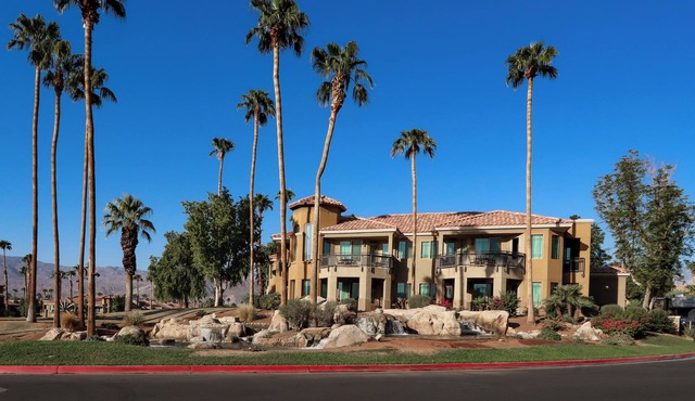 COACHELLA Marriott's Desert Springs Villas Kitchenette, access to resort