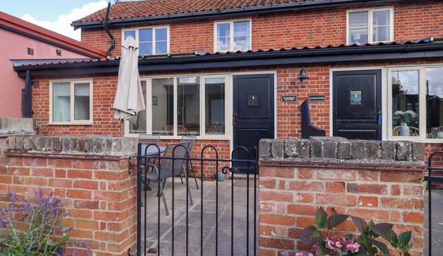 COACHMAN'S COTTAGE, pet friendly, with a garden in Ipswich