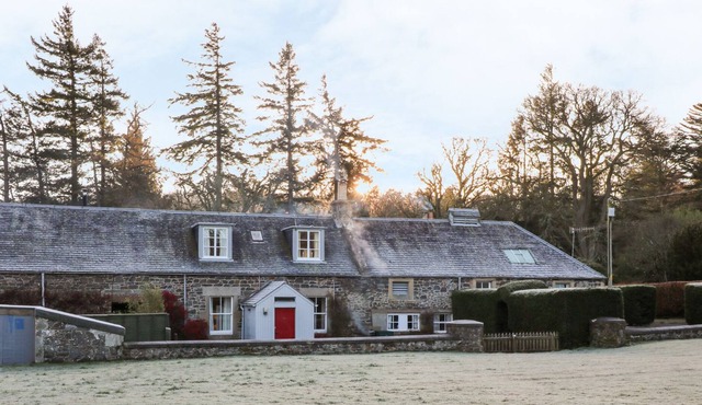 COACHMAN'S COTTAGE, pet friendly, with open fire in Peebles
