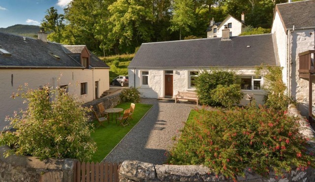Coachmans Cottage - a delightful mews cottage with enclosed garden