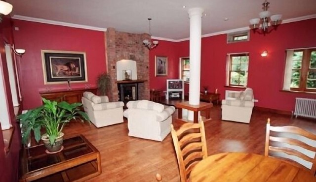 Coachouse Lodge - sleeps 8 guests in 3 bedrooms