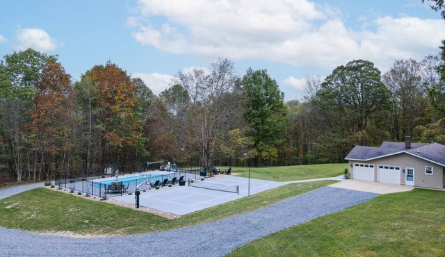 Coalport Getaway with pool & Hot Tub