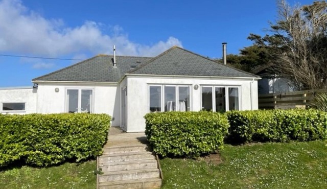 Coast Cottage - stunning sea views & large garden. Dog friendly family home