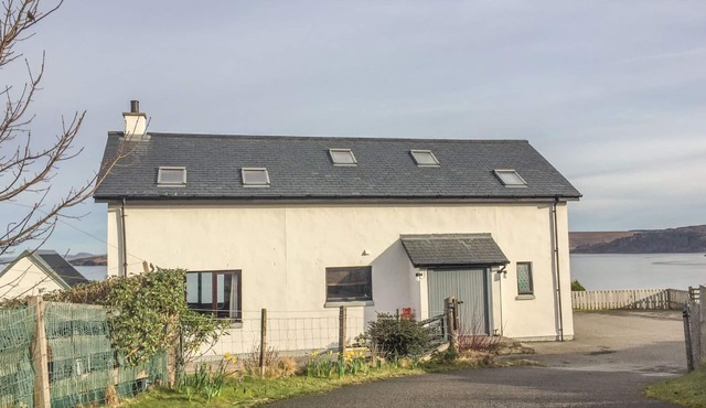 COAST HOUSE, pet friendly, with open fire in Laide