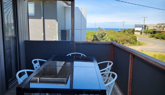 "Coast Leumeah " Surf Beach nPhillip Island, close to beach & pet friendly home